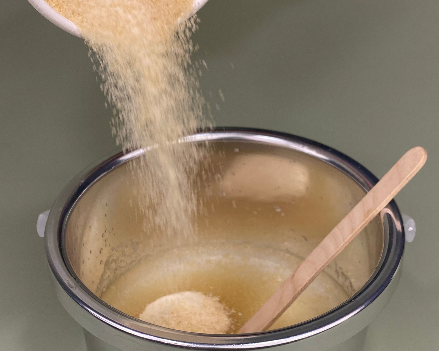 Bulk 1.5kg Bucket of Animal Hide luthier Glue for Musical Instruments with Lid